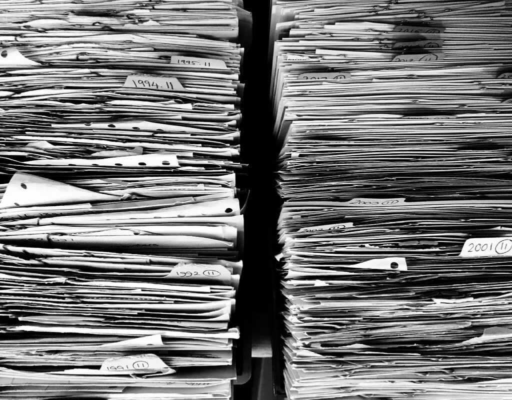 Bild mit mehreren Stapeln bedrucktes Papier