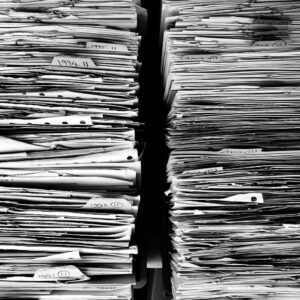 Bild mit mehreren Stapeln bedrucktes Papier