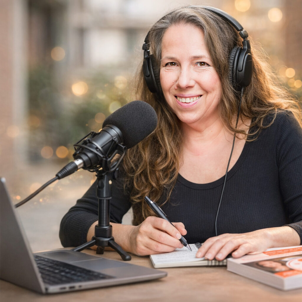 Peggy Reuter-Heinrich bei der Aufnahme ihres Podcasts, sie lacht freundlich in die Kamera
