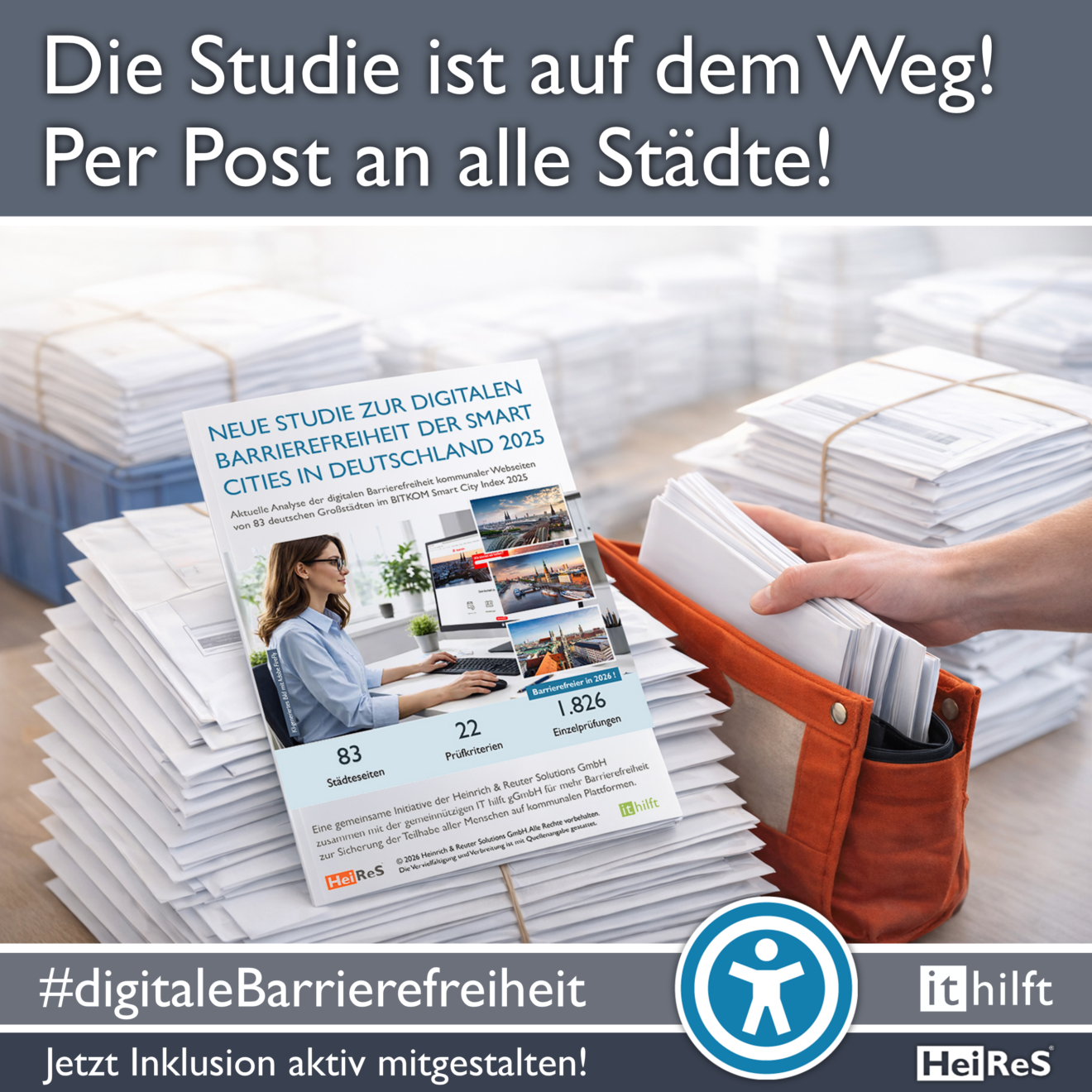 Die Studie ist auf dem Weg! Per Post an alle Städte! Viele Briefe und eine Hand mit einer Posttasche. auf einem der Briefstapel liegt die neue Studie zur digitalen Barrierefreiheit der Smart Cities in Deutschland 2025