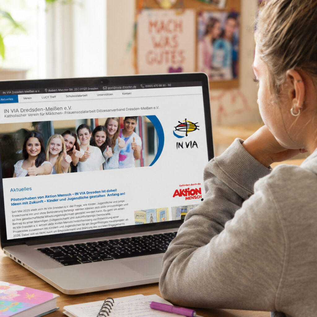 Mädchen schaut sich Webseite eines sozialen Vereins an